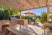 Beautiful sunset Lakehouse with with amazing views and heated pool and jacuzzi !