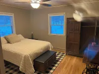 Cozy Cabin on the Creek, with Fireplace and Firepit.