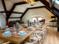 Luxurious Old Chapel Close to Countryside Walks アッシュボーンのホテル
