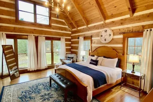 Beautiful, Secluded Luxury Cabin with relaxing hot tub.