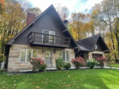 Laurel Highlands Getaway Chalet - Fire Pit, Game Room, Near Ski Resorts & Lake