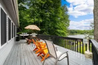 Lake Vibez: 5Br Pocono Lakefront -Private Dock, Kayaks, Boats, Ski & Tube Access