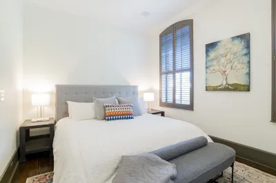 Historic luxury condo 10 min drive to Pensacola Beach and Naval Air Station