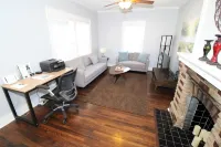 Modern Midtown Home -Dogs OK -Work Desks -Porch Swing -Fully Privacy Fenced Yard