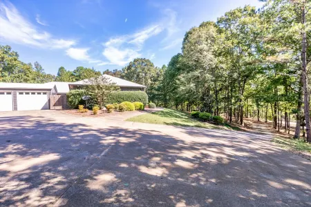 Luxury Brooks Retreat – 7BR 9BA, WiFi, Chef's Kitchen, Workspace, Outdoor Oasis!