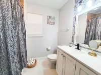 Adorable 1- bedroom guesthouse with free parking