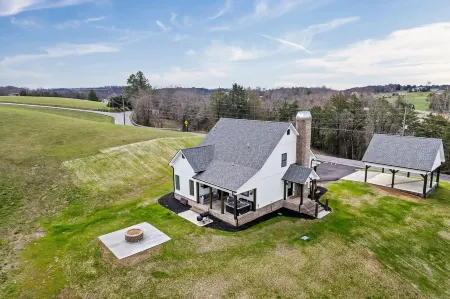 Three king bedrooms with pool table and hot tub! Отели рядом с достопримечательностью «Sims Point»