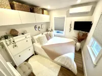 Entire cottage, walk to/from ferry & downtown, newly renovated, parking on site