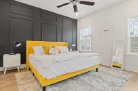 Mins to the Beach! /3 King Beds/Gameroom/Firepit/Dog Friendly