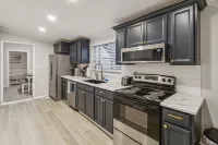 5 Min Drive to Downtown! Modern 3BR in Savannah!
