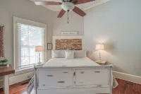 Walk Downtown! Large Pool, Hot tub, Fire pit, Close to EVERYTHING!