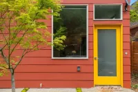 Modern 2BD House, West Seattle. A/C. Walk Score 95 Hotels near Log House Museum