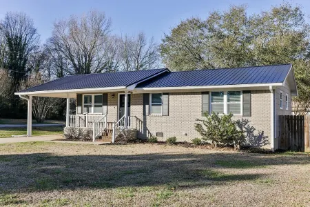 The Merrimac House: Cute, Cozy and very Convenient to I-20 in Oxford, Al.