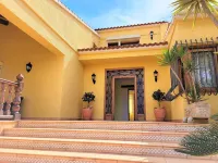 Spectacular villa with pool and private tennis court150 meters from the sea