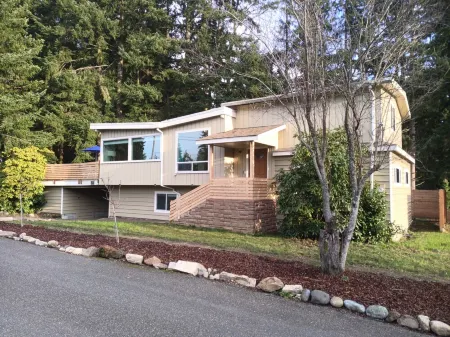 Mid-Century Modern House w/Tiki Room & Hot Tub