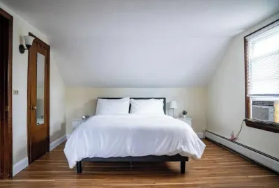 Balcony, Fully Fenced Yard, Sleep 4, Walk to Downtown Hotel in zona Little Red Schoolhouse