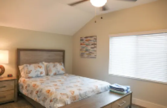 Owl Nest Townhouse-Walk to downtown & the water! New heated POOL!