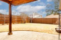 Spacious Two-Story Home in Frisco w/ EV Charger The Ford Center at The Star附近的飯店