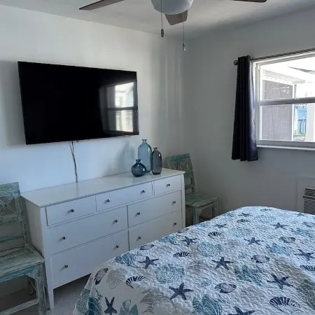 Cozy 1 bedroom 1 bath condo minutes from Sombrero beach.