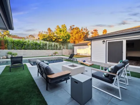 Elegant Pool Villa In Mount Helix, close to DT! Отели в г. Каса де Оро-Маунт Хеликс