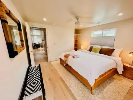 Jus' BeChi "B" Отели рядом с достопримечательностью «Спортивная площадка Уэйв Уотч»