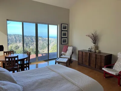 Modern and Immaculate House, with 30 Acres of Privacy and Panoramic Views