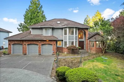 Waterfront home with Hot Tub and breathtaking Mt Rainier view Hotel dekat Evergreen State College