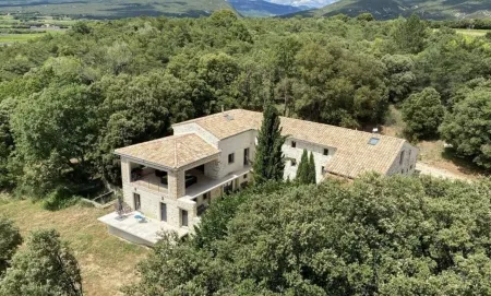 Beautiful guesthouse in the heart of the Drôme Provençale