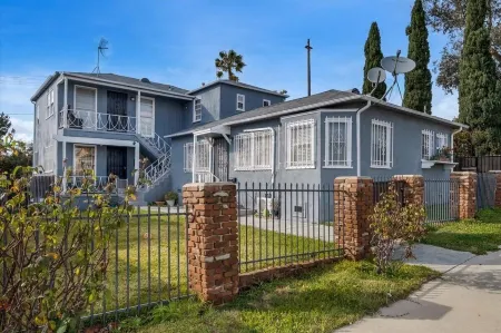 Private and cozy two bedroom home with laundry and patio in Windsor Hills Отели рядом с достопримечательностью «Inglewood Park Maintenance»