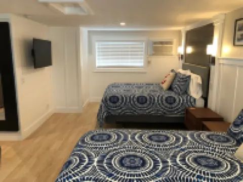 Newly renovated, Reserved Parking, Rooftop Deck, HVAC Steps to Bay Beach & Shops