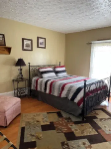 Right off the strip within walking distance to all shops, bars & restaurants.