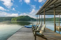 Designer Luxury on Smith Lake/Pool/5BR/3BR/Steps to Water!