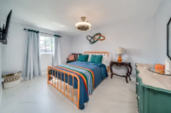 MODERN HOME WITH HEATED POOL! CLOSE TO SAWGRASS MILLS MALL! FLEXIBLE CHECK IN