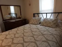 Conveniently located 2 bedroom home only minutes from hiking and state park fun! Hotel a Trumbull County