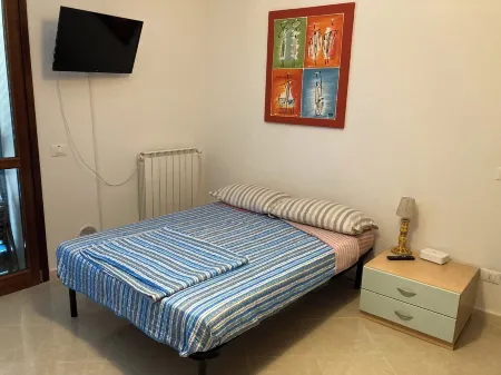 West blue shutters. IT045001C280NZNPCS Отели в г. Масса-Каррара