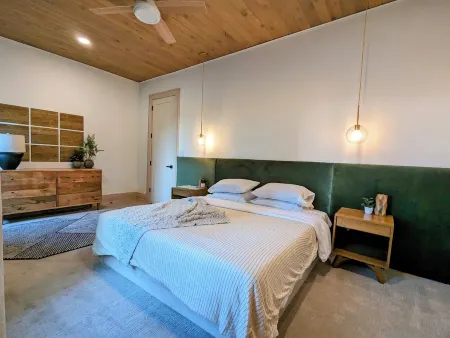 Inn on Main - Modern 1st Floor Apartment in the Heart of Downtown Geneva Отели в г. Женева