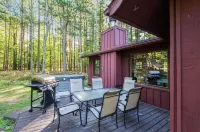 Lake Access Cabin with HotTub, Firepit and Indoor Pool Access