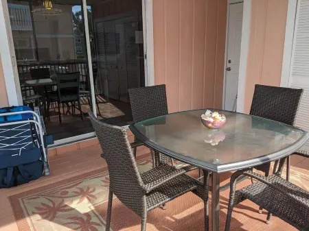 Steps to Water! Sea Glass - Beach to Bay, Heated Pool and Dock Отели в г. Манасота-Ки