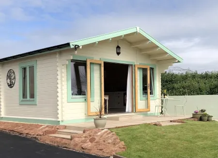 Lovely cabin with country views in popular Somerset village.