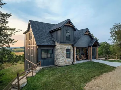 Cliffside Cottage, Private Pond, 50 acres w/ Breathtaking views near Galena, IL