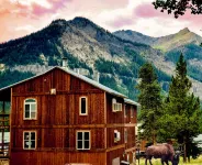 Luxury Yellowstone Chalet - Mountain Views With Jacuzzi & Sauna!