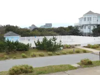 Beautiful and Spacious, 2 bed 2 full bath, pool and jacuzzi, steps to the ocean