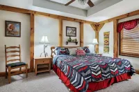 3 king suites, hot tub, fireplace, near all. Hotels near Walmart Supercenter