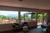 Big Deck Viewhouse: Central COS Hilltop Haven Kohl's 주변 호텔