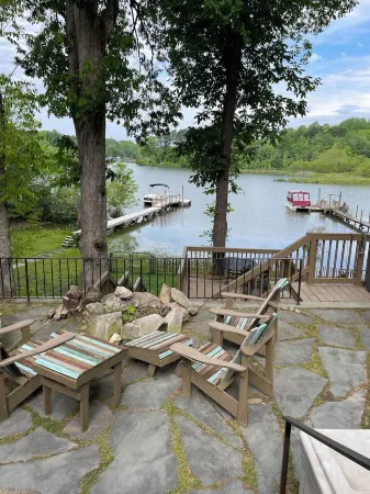 Kayak Cove at Mountain Island Lake Отели рядом с достопримечательностью «Hot trends»