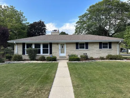 Relax Near Everything in Milwaukee Отели рядом с достопримечательностью «Time Square Watch Shop»