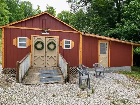 Delightfully secluded 1 bed and a loft for extra space. TV and DVD player. Отели рядом с достопримечательностью «Daniel Boone Campground in Red River Gorge»