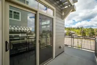 Cozy Downtown Condo with Jacuzzi 5 Min from Resort