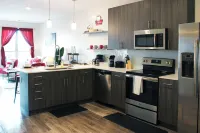 Lavish Apartment in the Heart of Downtown! Pool, Gym, King Bed, Coffee Bar!