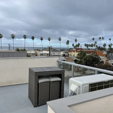Oceanside beach retreat 3 min walk to beach Rooftop views